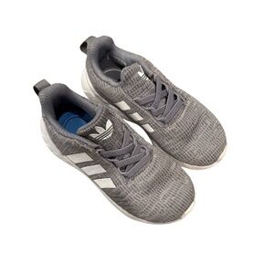 Adidas boys Swift Run grey sneaker with white stripe sz 9T excellent condition